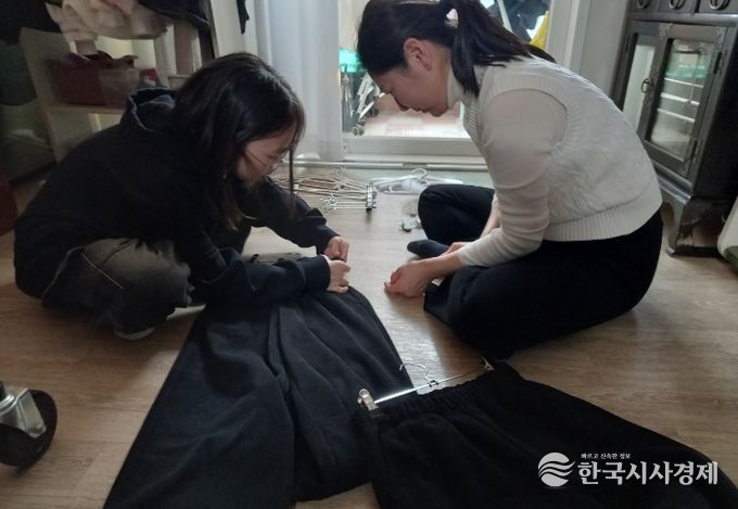 정리수납 전문가의 ‘물품 정리 방법’ 개인별 지도 장면