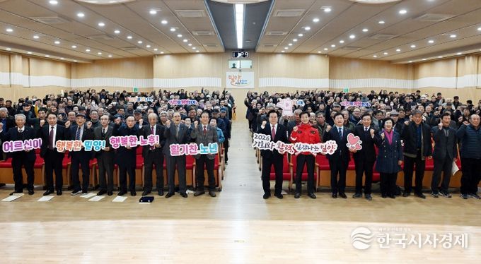 26일 밀양시청 대강당에서 열린 2026년 대한노인회 밀양시지회 정기총회에서 참석자들이 기념 촬영을 하고 있다.