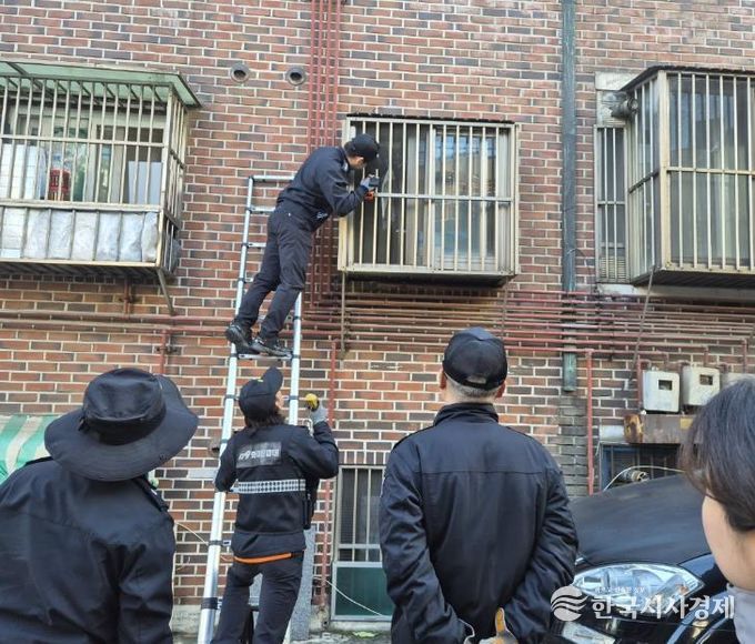 정신건강 위기의 김** 씨의 행정입원을 위해 장위1동 직원과 경찰, 소방직원이 노력하고 있다.