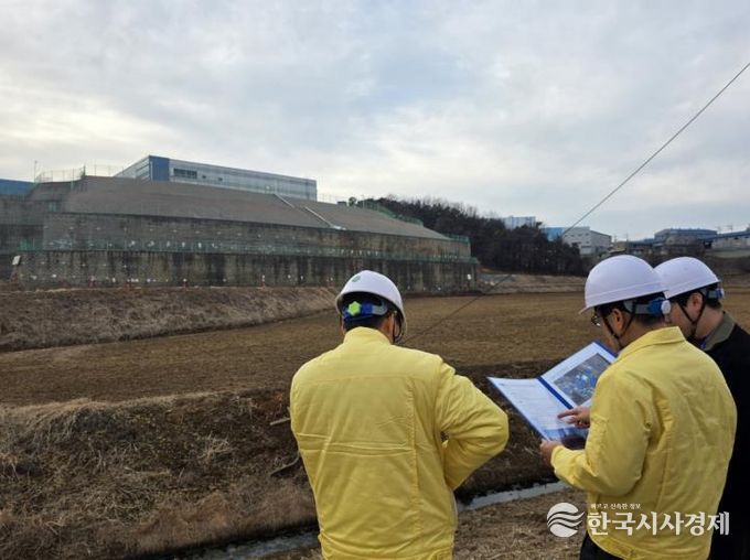 윤성진 제1부시장이 해빙기 대비 옹벽시설 안전점검을 실시하고 있다