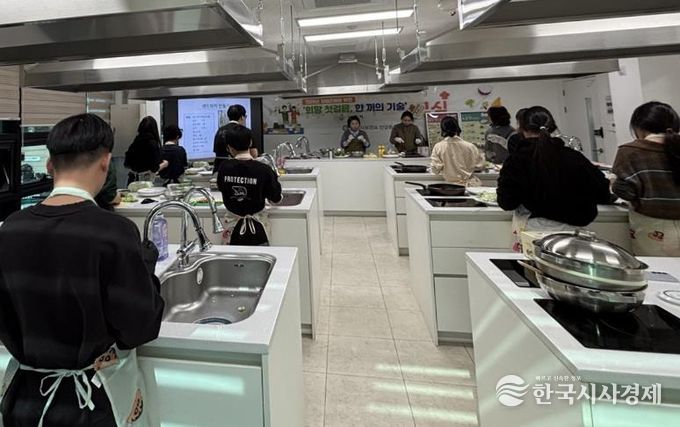 나주시가 보호대상아동의 건강한 자립을 돕기 위해 실시한 ‘희망 첫걸음, 한 끼의 기술’ 프로그램 참여 아동들이 샌드위치를 만들고 있다. (사진 제공-나주시