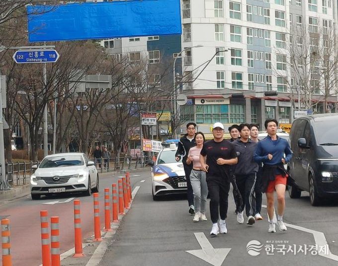 부천시청 마라톤 동호회 회원들이 달리며 로드체킹을 하고 있다.
