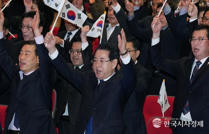 김영록 전라남도지사가 1일 전남도청 김대중강당에서 열린 ‘제107주년 3·1절 기념식’에서 참석자들과 만세 삼창을 하고 있다.