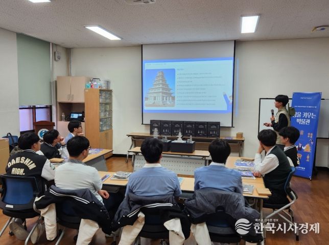 교과서 속 건축유산 교구재 활용 수업 진행 모습