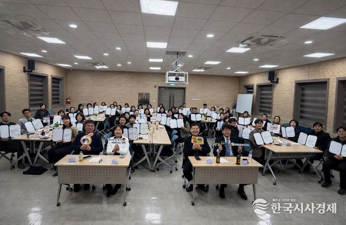 경주시는 2월 27일 경주시종합자원봉사센터에서 ‘2026년 경주시 지역사회보장 실무협의체 실무분과위원회 위촉식 및 분과회의’를 개최하고, 6개 분과 70명의 위원에게 위촉장을 수여한 뒤 기념촬영을 하고 있다