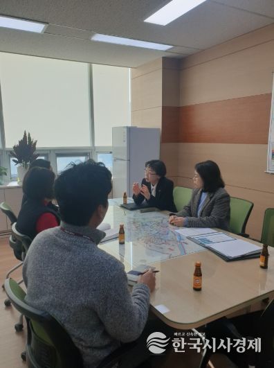 시 관계자가 고양교육지원청과 고등학생 원거리 통학 문제를 논의하고 있다.