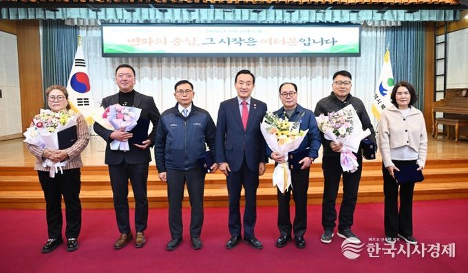 박천동 북구청장이 3일 북구청 대회의실에서 열린 정례조회에서 납세자의 날을 맞아 지방세 성실납세자에게 표창패를 수여했다. 사진 왼쪽 세번째부터 서진하이텍, 박천동 북구청장, 호상테크, 덕양가스, 장효숙 씨.