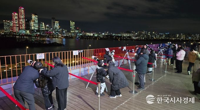 마포365천문대 옥상 천체관측실에서 망원경으로 달을 관측하는 마포구민 가족들