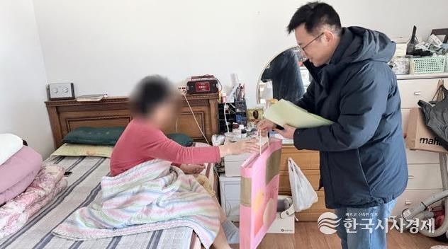 배방읍 찾아가는 보건복지팀 직원이 대상 가정을 방문해 상담을 진행하고 있다.