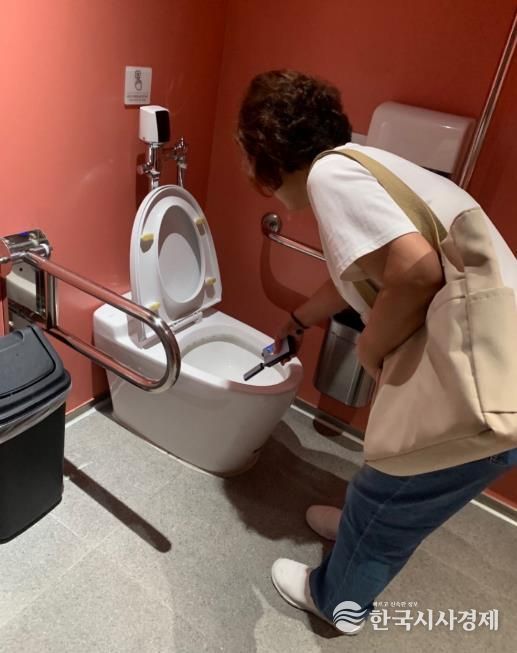 불법촬영 시민감시단이 탐지기를 사용해 불법촬영 기기 설치 여부를 확인하고 있다.