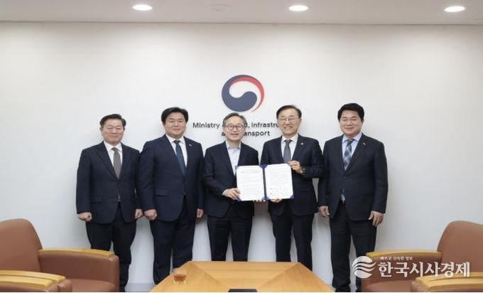 유성훈 금천구청장(사진 가운데)이 박준희 관악구청장(왼쪽 다섯번째), 박승원 광명시장(왼쪽 첫번째), 임병택 시흥시장(왼쪽 두번째)과 함께 김윤덕 국토교통부 장관(왼쪽 네번째)을 만나 ‘신천~신림선 제5차 국가철도망 구축계획 반영 및 조기 추진 촉구 공동건의문’을 전달하고 기념 촬영을 하고 있다.