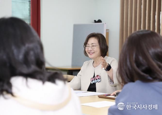 박희영 용산구청장이 지난해 10월 성심여고에서 열린 ‘구청장과 함께하는 학부모 간담회’에서 참석자들과 소통하고 있다