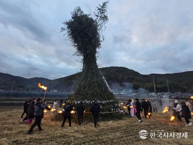 지난 3일 단장면 법흥마을 일원에서 달집태우기가 진행되고 있다.