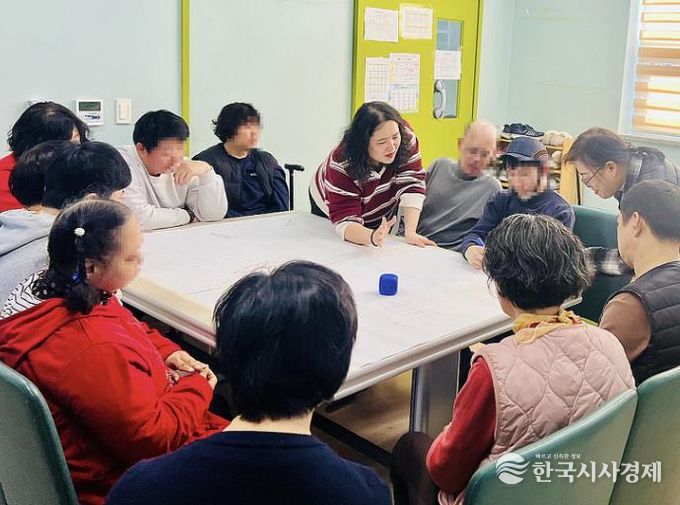 3일 장애인복지관에서 진행된 ‘전통 보드 게임’ 모습.