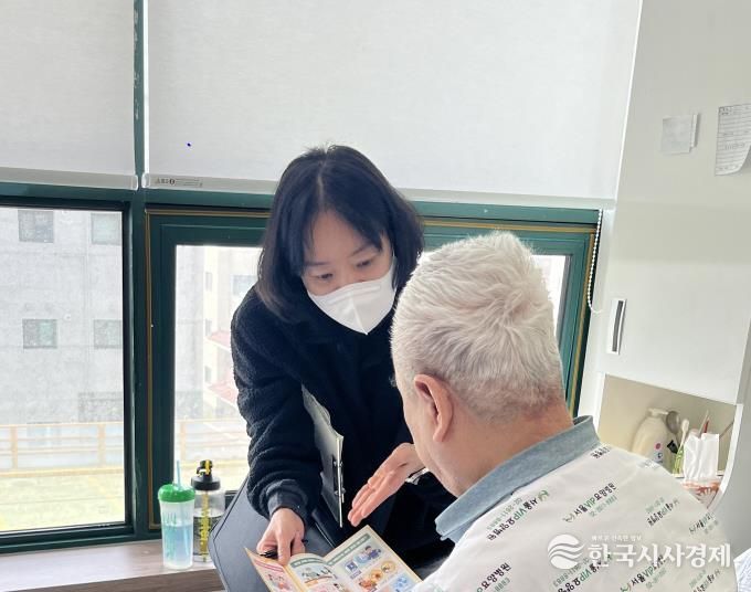 의료급여 사례관리자가 입원 중인 수급자에게 맞춤형 복지 서비스를 안내하고 있다.