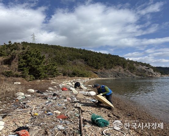 고성군, 미FDA 현장점검 대비 ‘해양쓰레기 취약지역 정화활동’ 펼쳐
