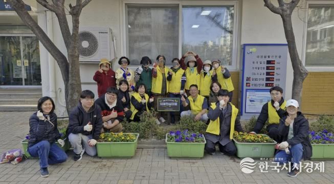 안양시 동안치매안심센터, 치매 환자와 함께하는 ‘나눔꽃밭’ 가꿨다