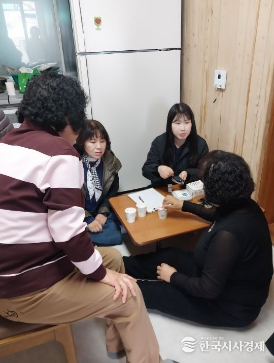 곡성군 희망복지기동서비스단이 관내 어르신 가구를 찾아 건강상담을 진행하고 있다.