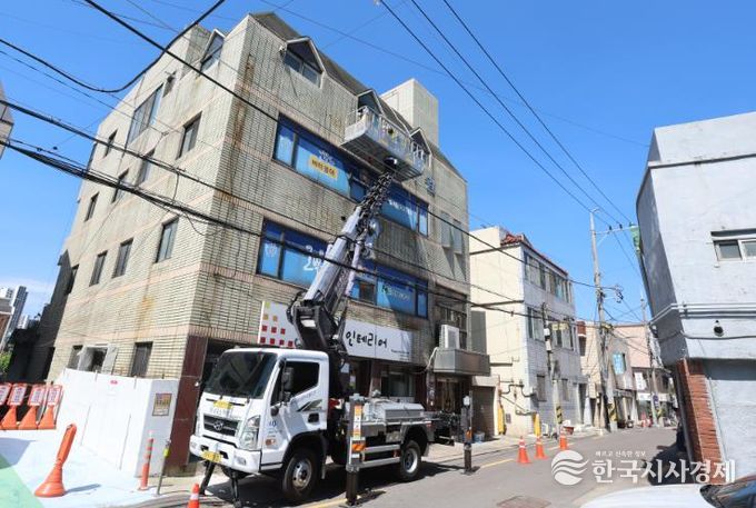 대구 중구, 주인 없는 간판 6월 말까지 무상 철거(지난해 노후 간판 철거중인 모습)