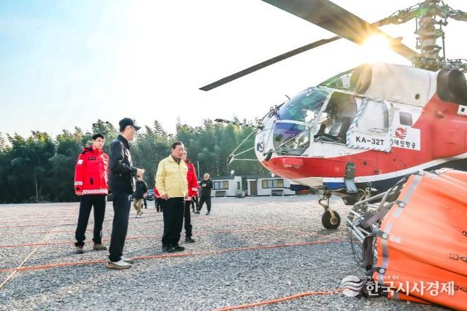 조근제 함안군수, 봄철 산불 대응 점검 나서_산불헬기 계류장 방문 점검 사진