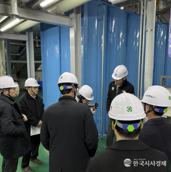 기후에너지환경부·한국환경공단 관계자 등이 수원시에서 물재이용 시설 현장을 방문하고 있다.