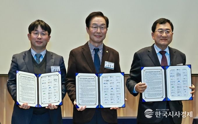 주낙영 경주시장(오른쪽부터)과 임종식 경상북도 교육감, 한보승 신라공업고등학교장이 12일 경주 황룡원에서 열린 ‘AI 미래 모빌리티 분야 협약형 특성화고 지·산·학 업무협약식’에서 협약서를 들어 보이며 기념촬영을 하고 있다.