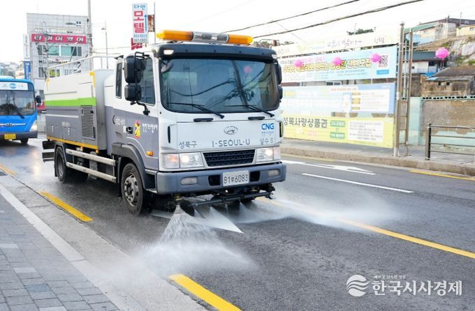 성북구가 봄맞이 대청소를 맞아 물청소 차량을 투입했다