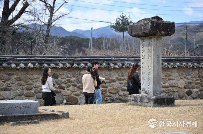 관광객들이 금성대군 신단을 둘러보고 있다.