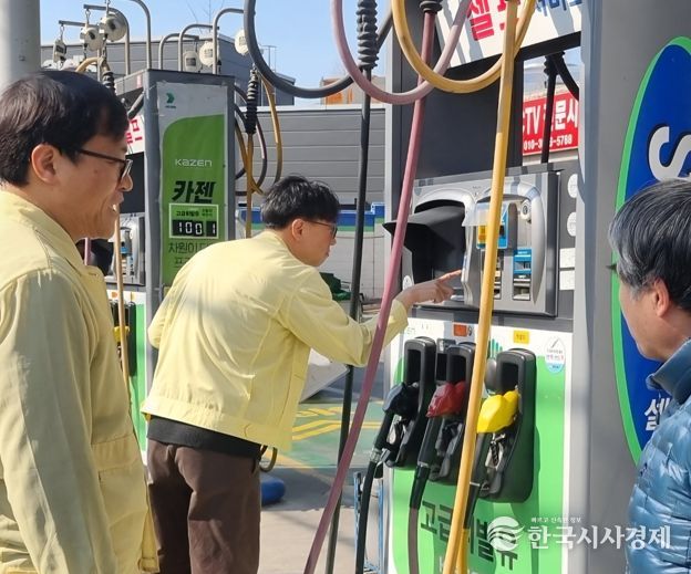 지난 13일 광명시 특별점검반이 관내 한 주유소에서 가격 표시 및 유통 질서 일제 점검을 실시하고 있다.