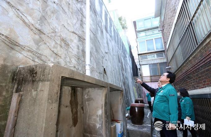 박일하 동작구청장이 13일, 동작구 사당동 한 주택가에서 해빙기를 맞아 노후 옹벽·석축 등 안전사고 예방을 위한 현장 점검을 하고 있다