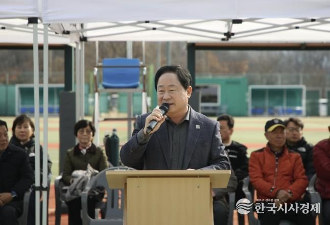 남양주시협회장기 테니스대회에서 선수들을 격려하고 있는 주광덕 시장