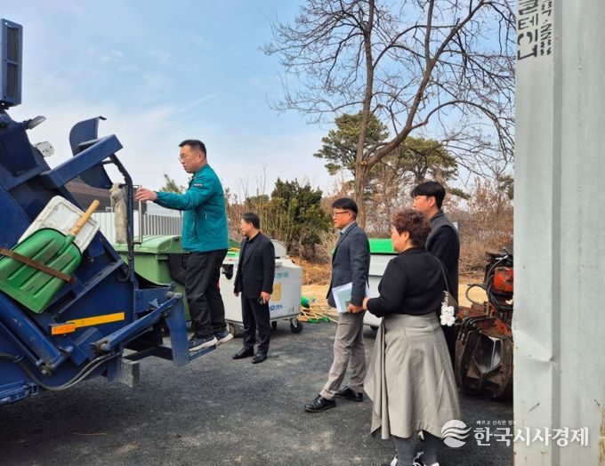 윤석훈 천안시 농업환경국장 등이 16일 관내 생활폐기물 수거 대행업체를 방문해 운영 실태를 점검하고 있다.