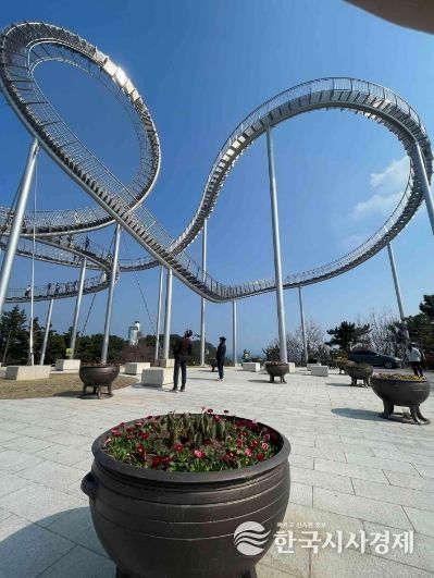 지난 주 포항시가 스페이스워크 일원에 봄맞이 다양한 봄꽃을 식재하고 있다.