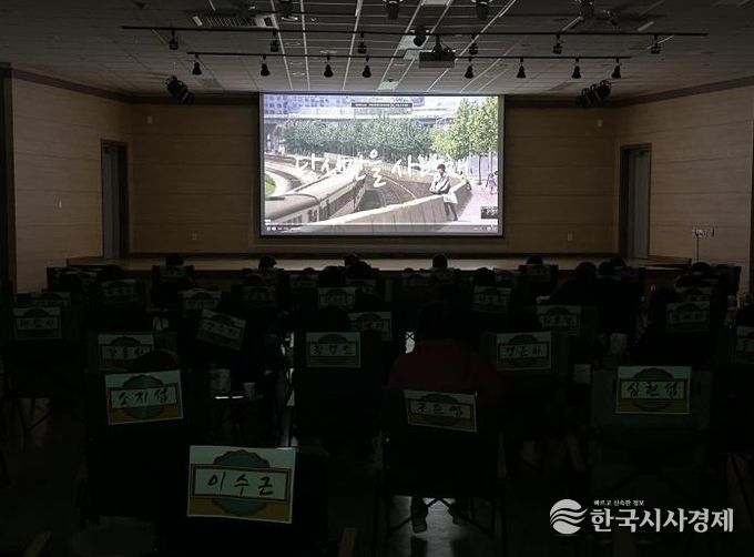 충주시, 어르신 영화 상영 프로그램 ‘청춘극장’ 18일부터 재개