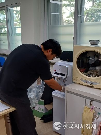 먹는물 수질검사 작업사진