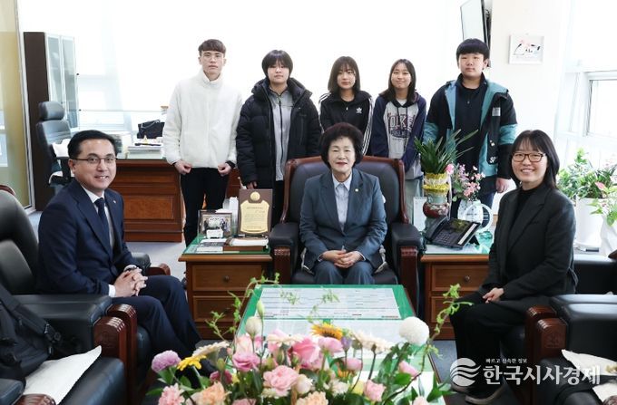 동구 청소년참여위원회 위원들이 동구의회를 방문한 모습