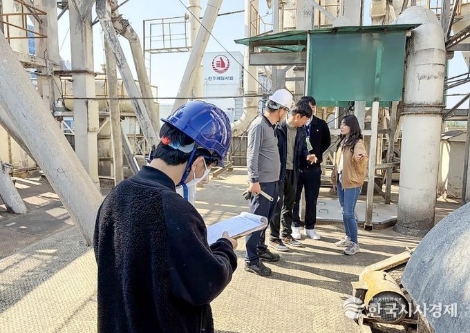 대전 대덕구 관계자와 전문가들이 악취방지시설 설치 지원 대상 선정을 위해 사업장을 방문해 현장조사를 진행하고 있다.