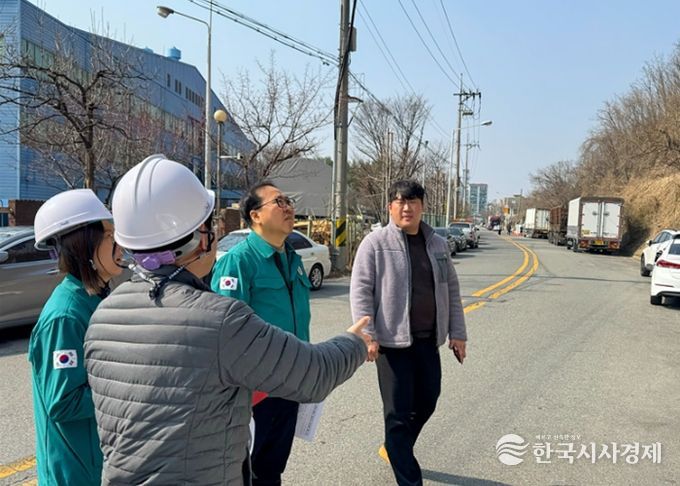 윤금성 대덕구 부구청장(사진 왼쪽 세 번째)이 17일 해빙기 안전사고 예방을 위해 급경사지, 산사태 취약지역 등 현장 안전점검을 진행하고 있다.