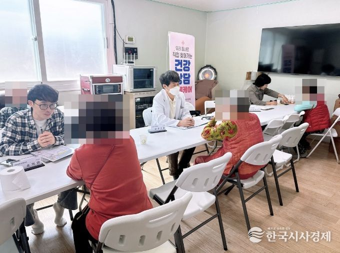 송악면 찾아가는 보건복지팀과 행복키움추진단이 취약계층 주민을 대상으로 1:1 건강·복지 상담을 진행하고 있다.