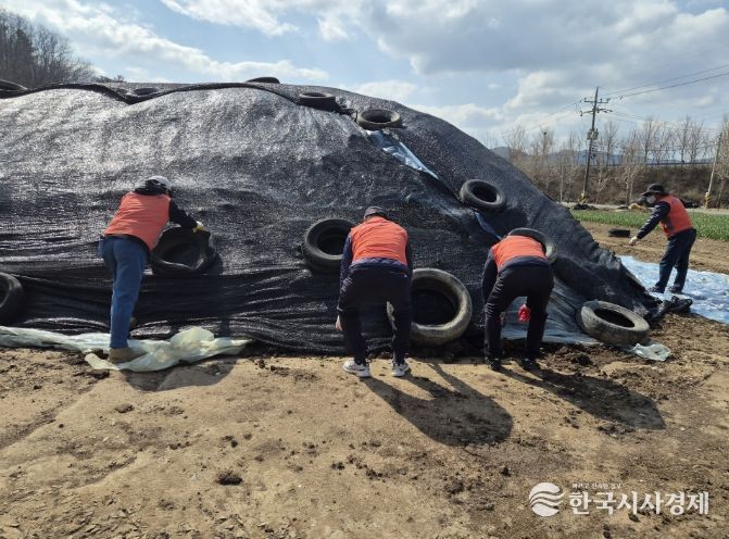 환경기동감시단이 퇴비가 야적된 장소를 단속하고 있다.