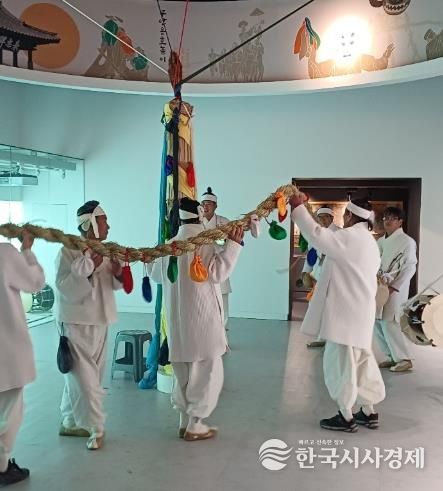 밀양시립박물관 민속실에서 용줄갈이행사를 진행하는 모습