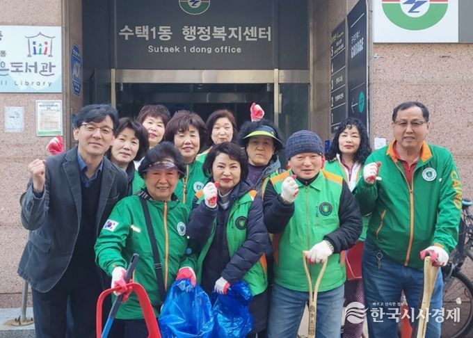 수택1동 자율방재단이 예찰 및 환경정화 활동을 하고 있다.