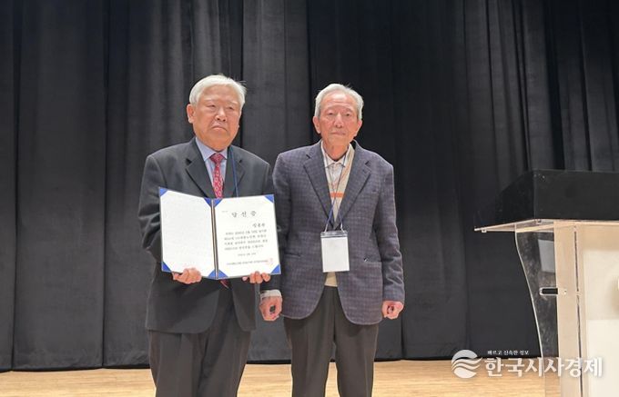 왼쪽부터 장용현 신임 지회장, 이영재 단양노인회 선거관리위원장