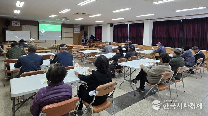 사과 재배 농업인들이 과수화상병 예방 교육을 듣고 있다.