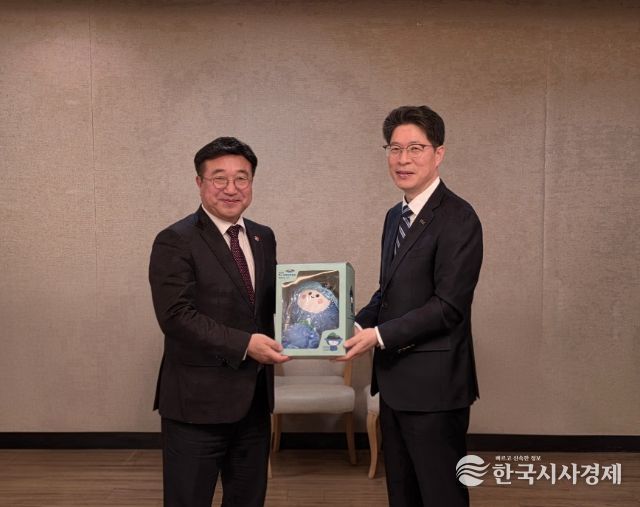 황기연 전남도지사 권한대행(우)이 섬박람회 마스코트인 다섬이 인형을 윤호중 행정안전부 장관(좌)에게 전달하고 있다.