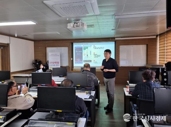 지난 24일 바우처 택시기사들을 대상으로 역량강화 교육을 진행하고 있다.