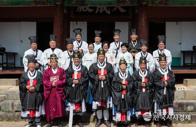 지난 24일, 정산향교 춘기 석전대제 참석자들이 단체 기념촬영을 하고 있다.