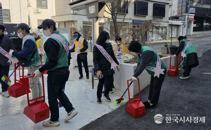 3월 25일 청파동에서 열린 봄맞이 대청소 행사에서 공무원과 지역주민들이 대청소를 하고 있다