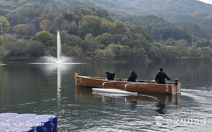 마장호수에서 킹카누 운행중인 모습