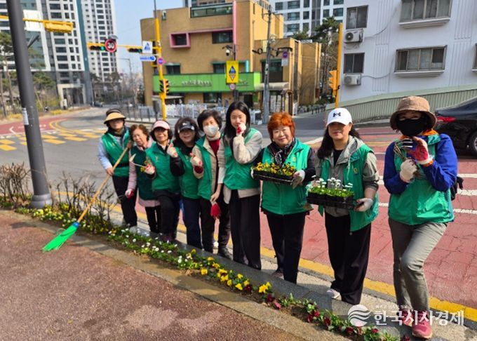 광명시 광명7동 새마을부녀회가 26일 쾌적하고 아름다운 마을 환경을 조성하기 위해 ‘시민참여 꽃심기 운동’에 나섰다.